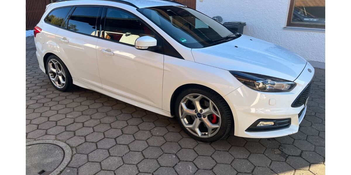 Ford Focus 124.492 km 13.400 &euro; Palling 83349