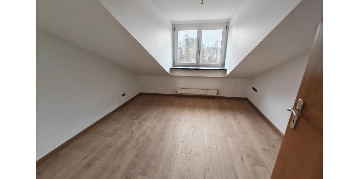 Dachgeschoßwohnung Traunreut Irsing - 3 Zimmer, 72 m&sup2;, 750&euro; | Angebot:25051998