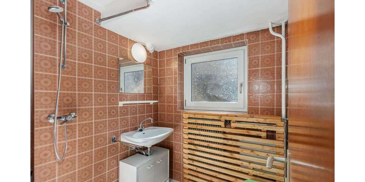 Sanierungsbedürftiges EFH mit separatem KG-Zugang | Ideal für Wohnen und Arbeiten unter einem Dach - Einfamilienhaus Grabenstätt | Angebot:25927881