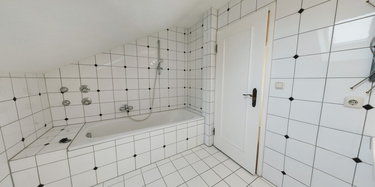 Altbaucharme & Bergblick – 2-Zimmer-Dachgeschoss mit Potenzial für 3 Zimmer in Freilassing - Dachgeschoßwohnung Freilassing Freilassing | Angebot:27620477