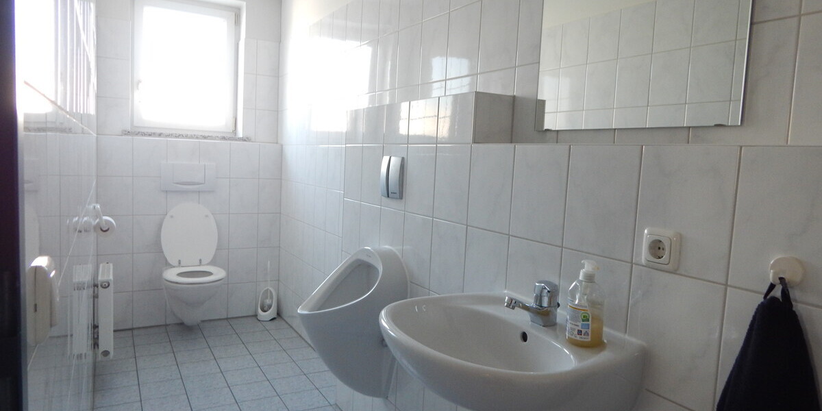 Ausstellungs- bzw. Lagerfläche im Erdgeschoss, mit Büroräumen im 1. OG - in 83395 Freilassing - Gewerbeobjekt Freilassing Freilassing | Angebot:20538048