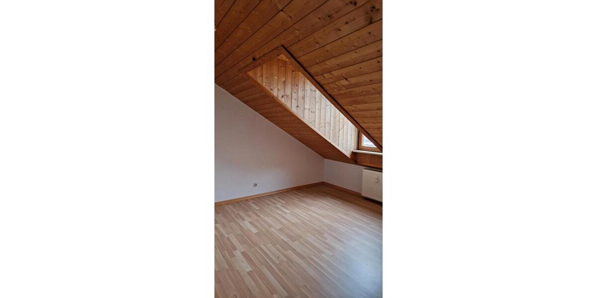 Dachgeschoßwohnung Chieming - 3 Zimmer, 70 m&sup2;, 990&euro; | Angebot:25648908