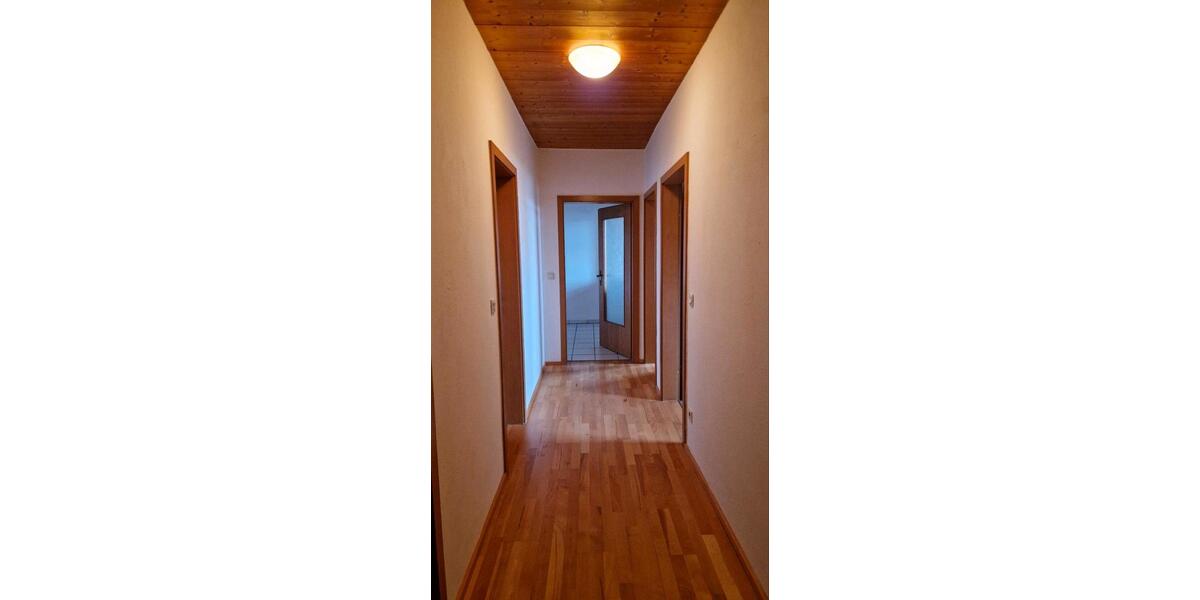 Dachgeschoßwohnung Chieming - 3 Zimmer, 70 m&sup2;, 990&euro; | Angebot:25648908