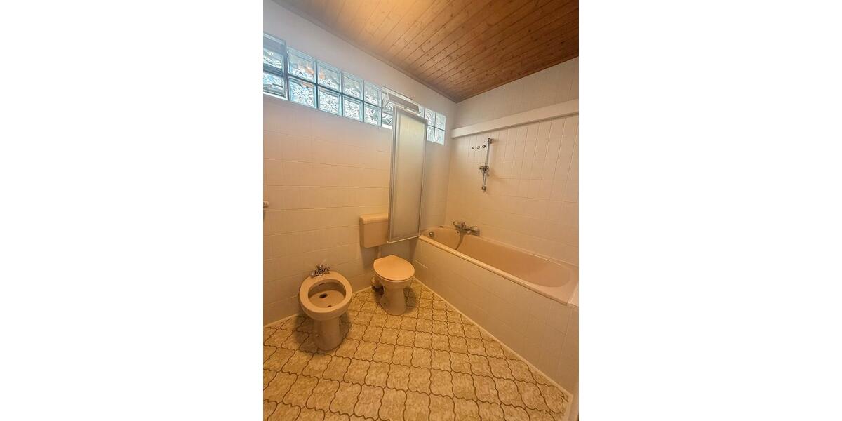 Etagenwohnung Freilassing - 6 Zimmer, 145 m&sup2;, 1.400&euro; | Angebot:27622493