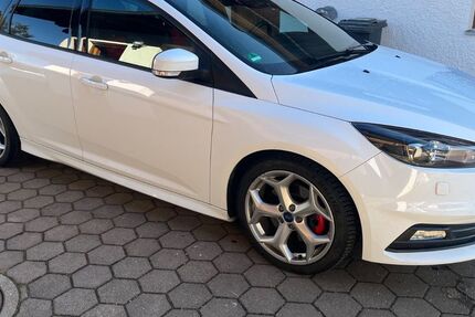 Ford Focus 124.492 km 12.600 &euro; Palling 83349