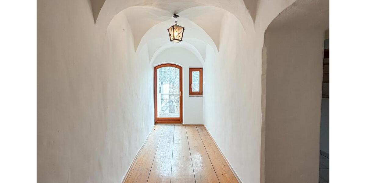 Maisonettenwohnung Tittmoning - 9 Zimmer, 300 m&sup2;, 1.900&euro; | Angebot:25851402