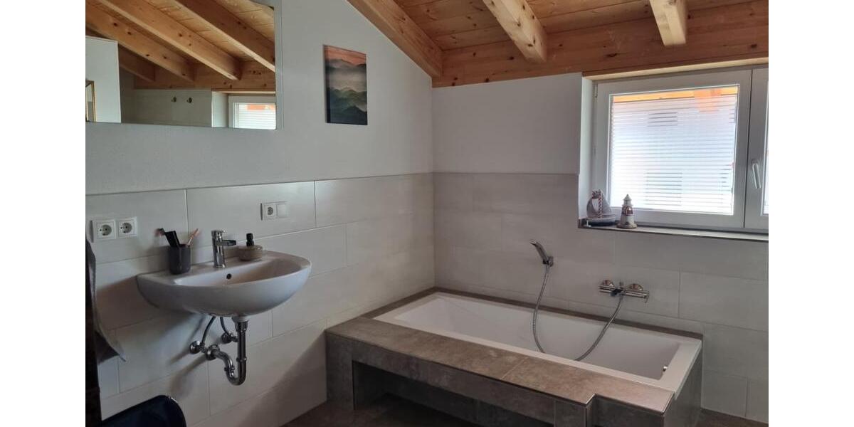 Dachgeschoßwohnung Saaldorf-Surheim Surheim - 3 Zimmer, 100 m&sup2;, 1.480&euro; | Angebot:27606385