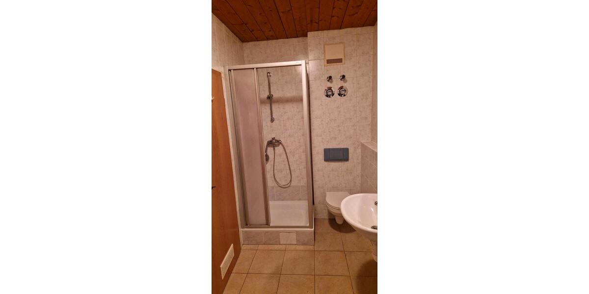 Dachgeschoßwohnung Chieming - 3 Zimmer, 70 m&sup2;, 990&euro; | Angebot:25648908