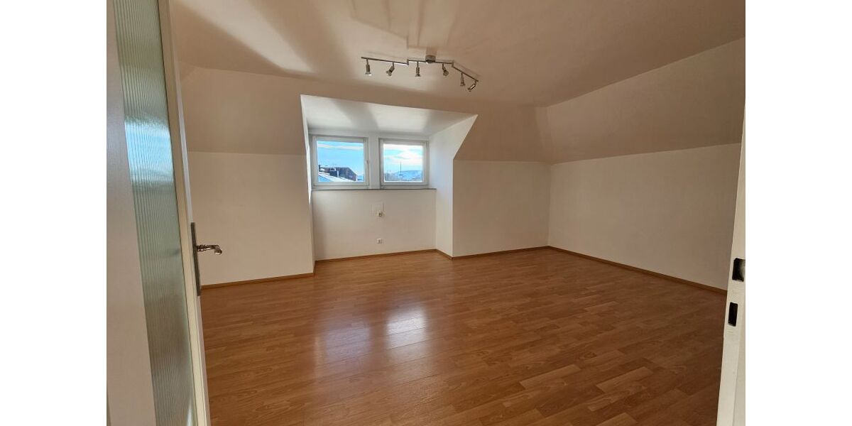 traumhafte Wohnung über den Dächern von Traunstein südwest - Dachgeschoßwohnung Traunstein Gemarkung Traunstein | Angebot:26014225