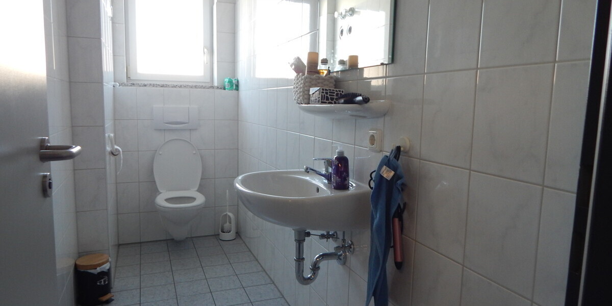 Ausstellungs- bzw. Lagerfläche im Erdgeschoss, mit Büroräumen im 1. OG - in 83395 Freilassing - Gewerbeobjekt Freilassing Freilassing | Angebot:20538048