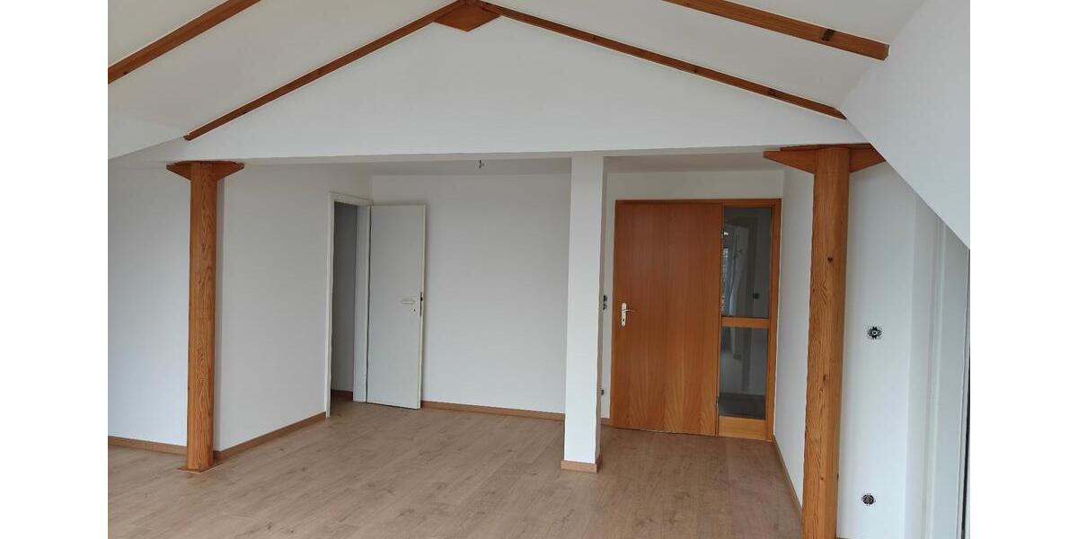 Dachgeschoßwohnung Traunreut Irsing - 3 Zimmer, 72 m&sup2;, 750&euro; | Angebot:25051998